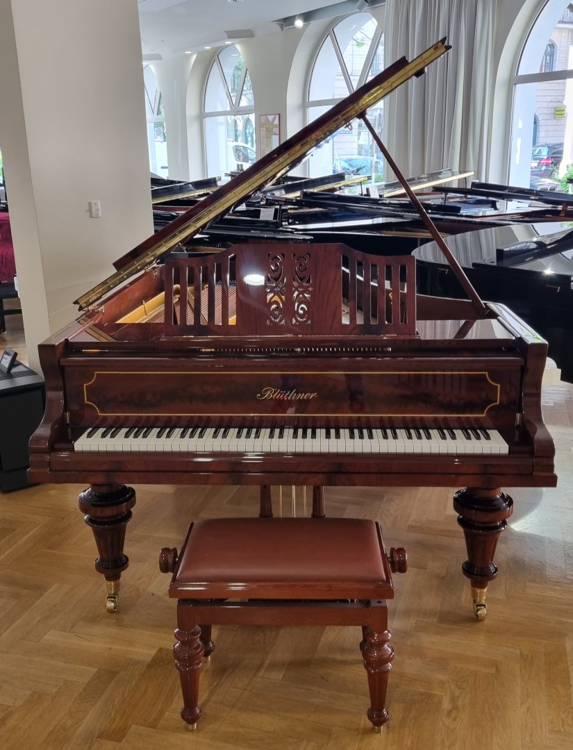 Blüthner 190 von 1909 in Mahonie glimmend