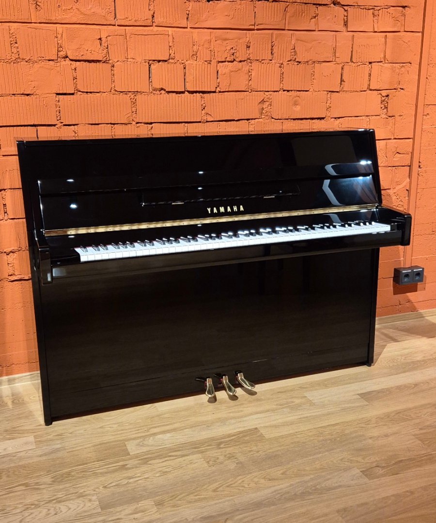 Yamaha b1 von 2023 in Zwart glimmend