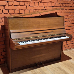 Grotrian-Steinweg 120 von 1969 in Noten glimmend