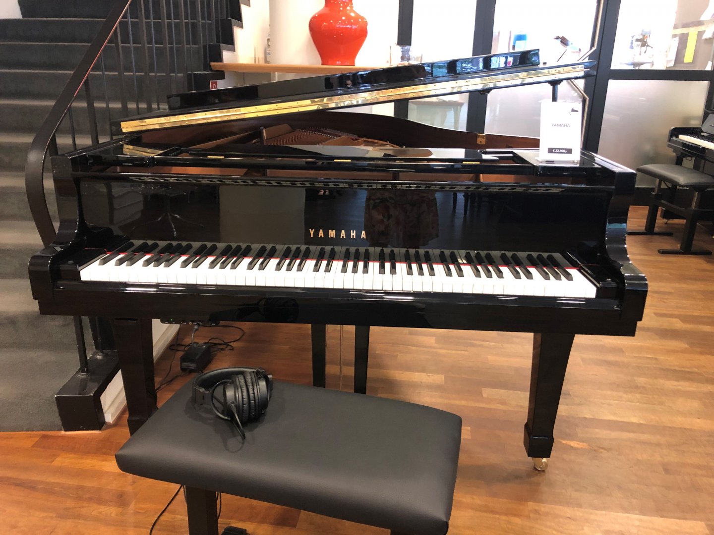 Yamaha C3 silent von 1999 in Zwart glimmend
