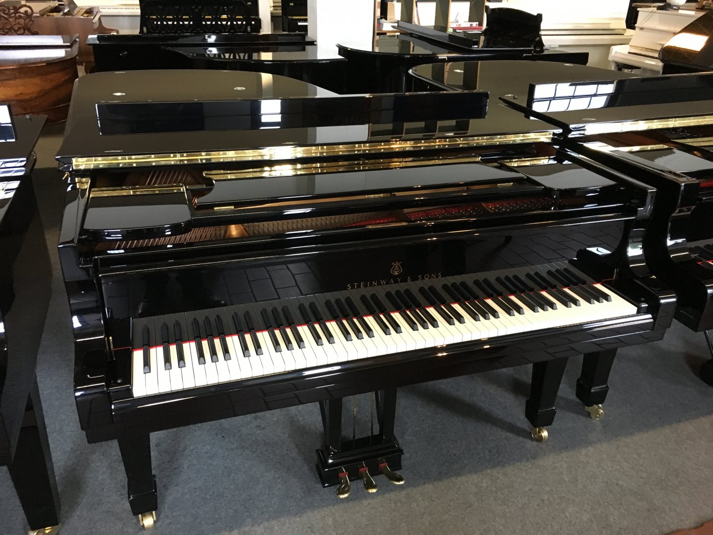 Steinway & Sons B 211 schwarz poliert von 1980 in Zwart glimmend