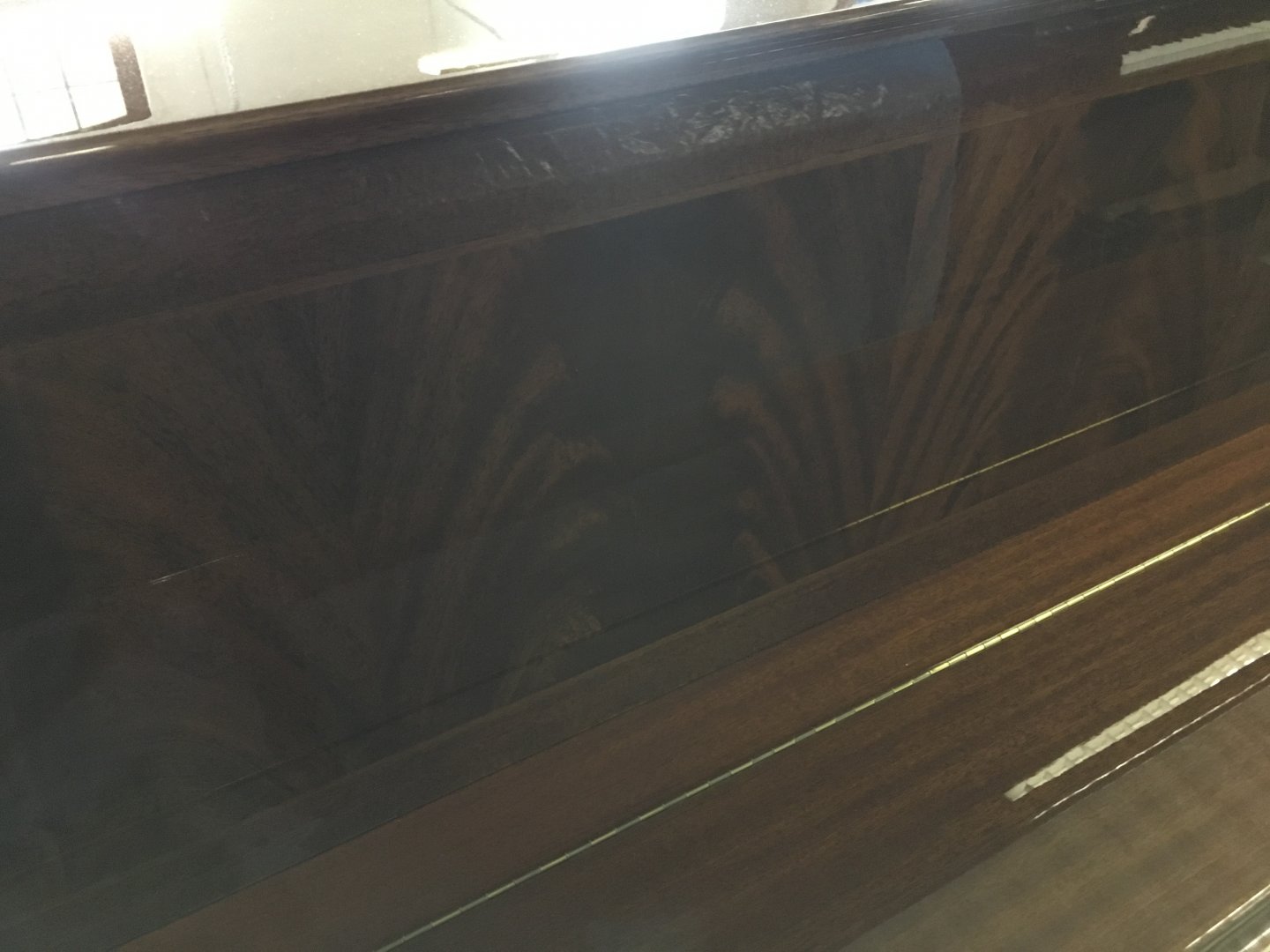 Sauter 120 von 1984 in Mahonie glimmend