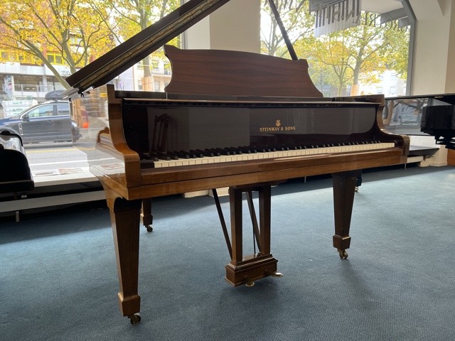 Steinway & Sons S-155 von 1964 in Noten glimmend