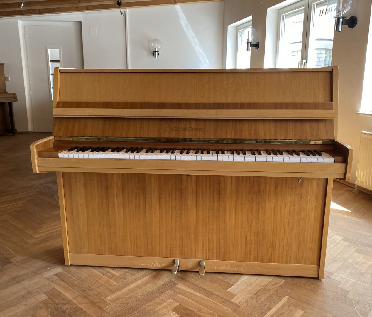 Grotrian-Steinweg 110 von 1977 in Noten glimmend
