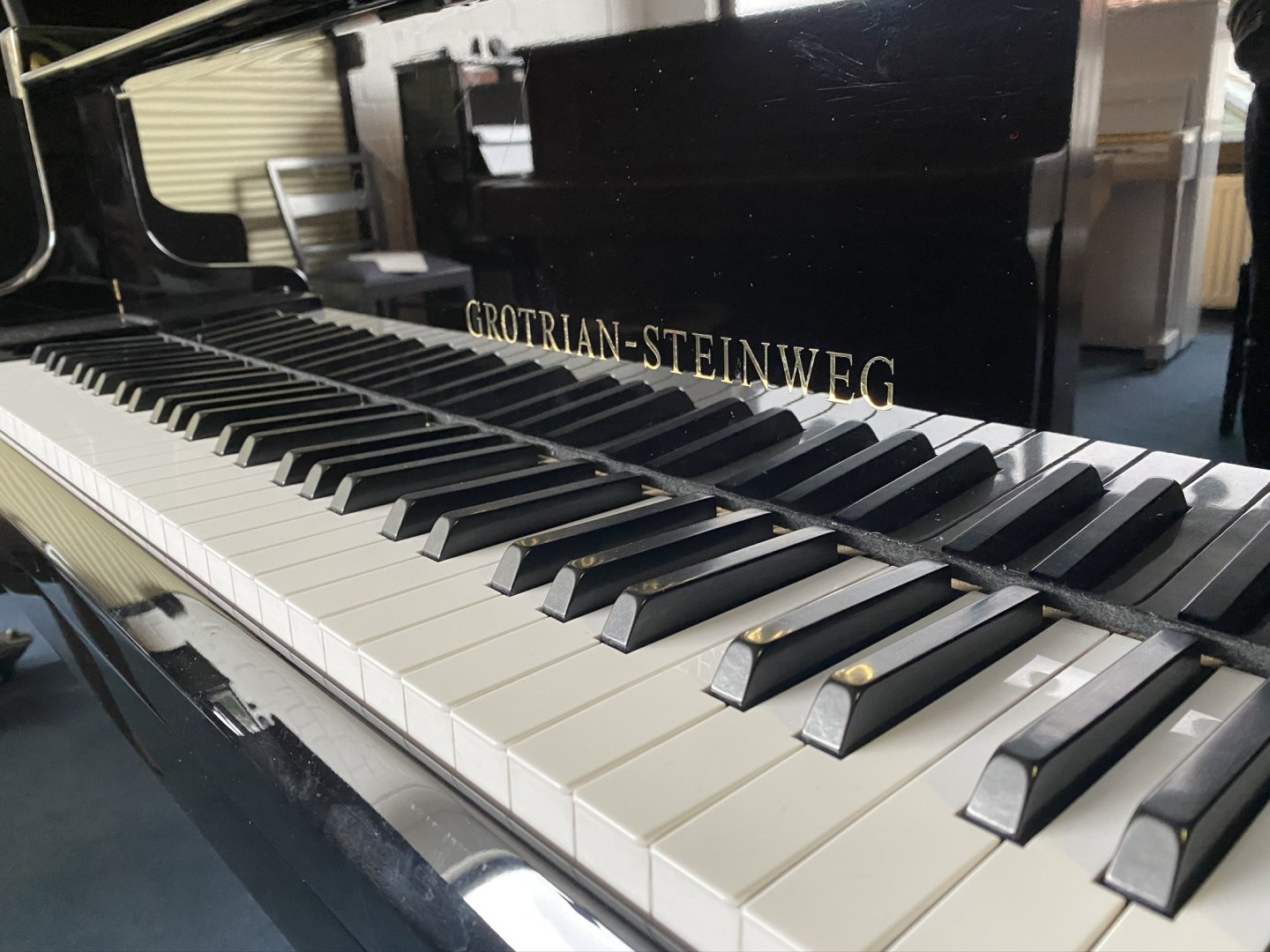 Grotrian-Steinweg Chambre 165 von 1994 in Zwart glimmend