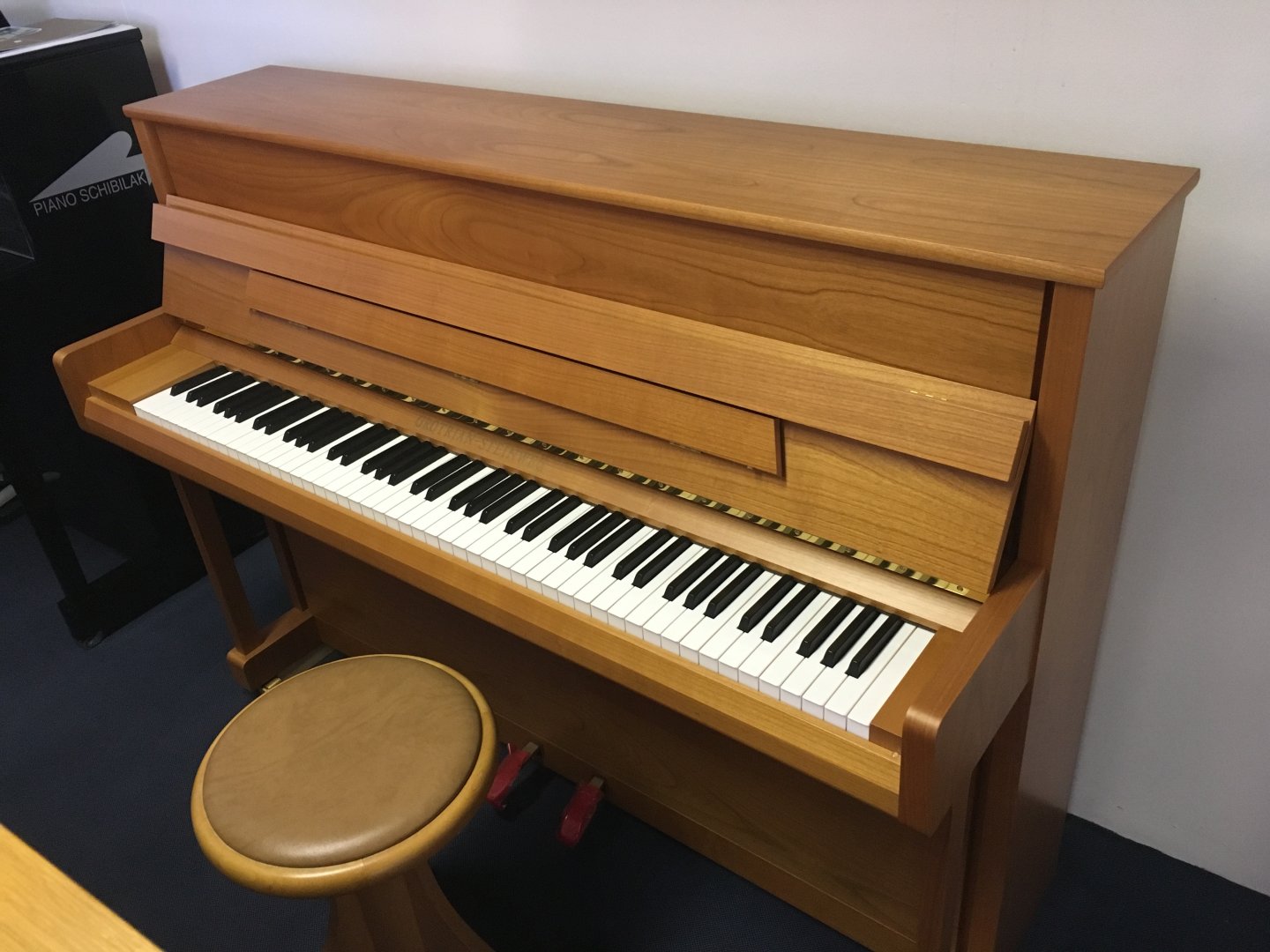 Grotrian-Steinweg 111 Friedrich Kirsche von 2011 in Kersen glimmend