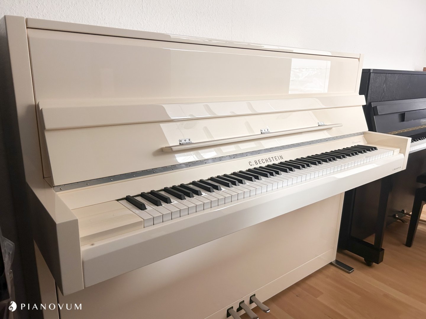 C. Bechstein 116 Millenium von 2004 in Wit glimmend
