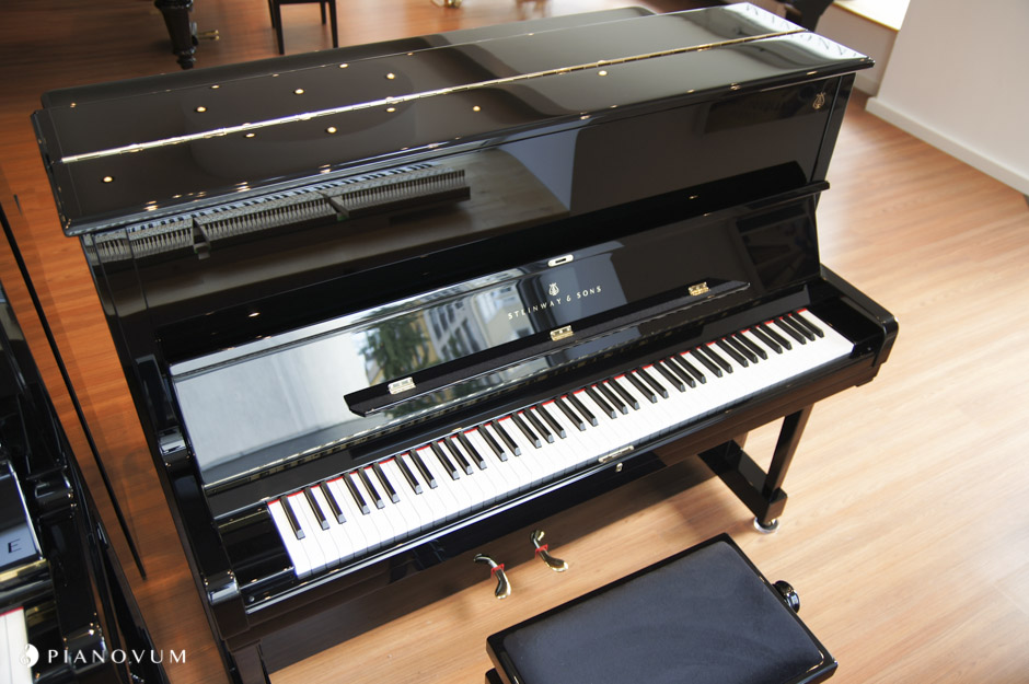 Steinway & Sons V-125 von 1994 in Zwart glimmend