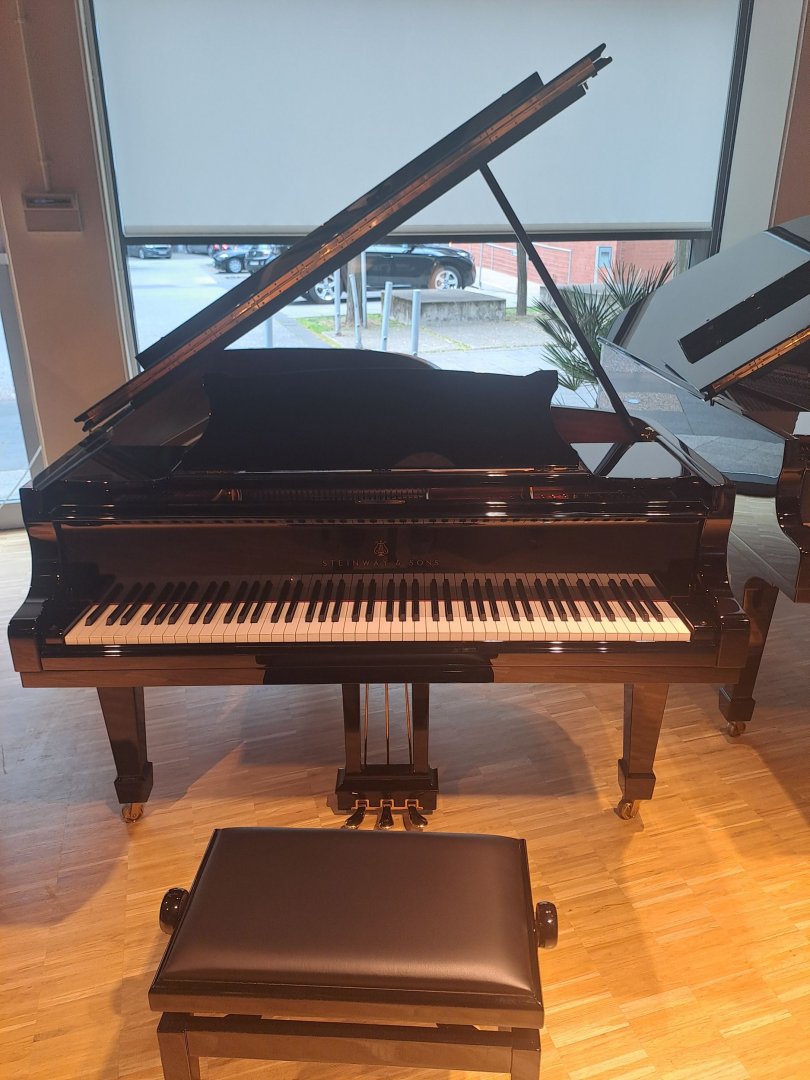 Steinway & Sons B-211 von 2013 in Zwart glimmend