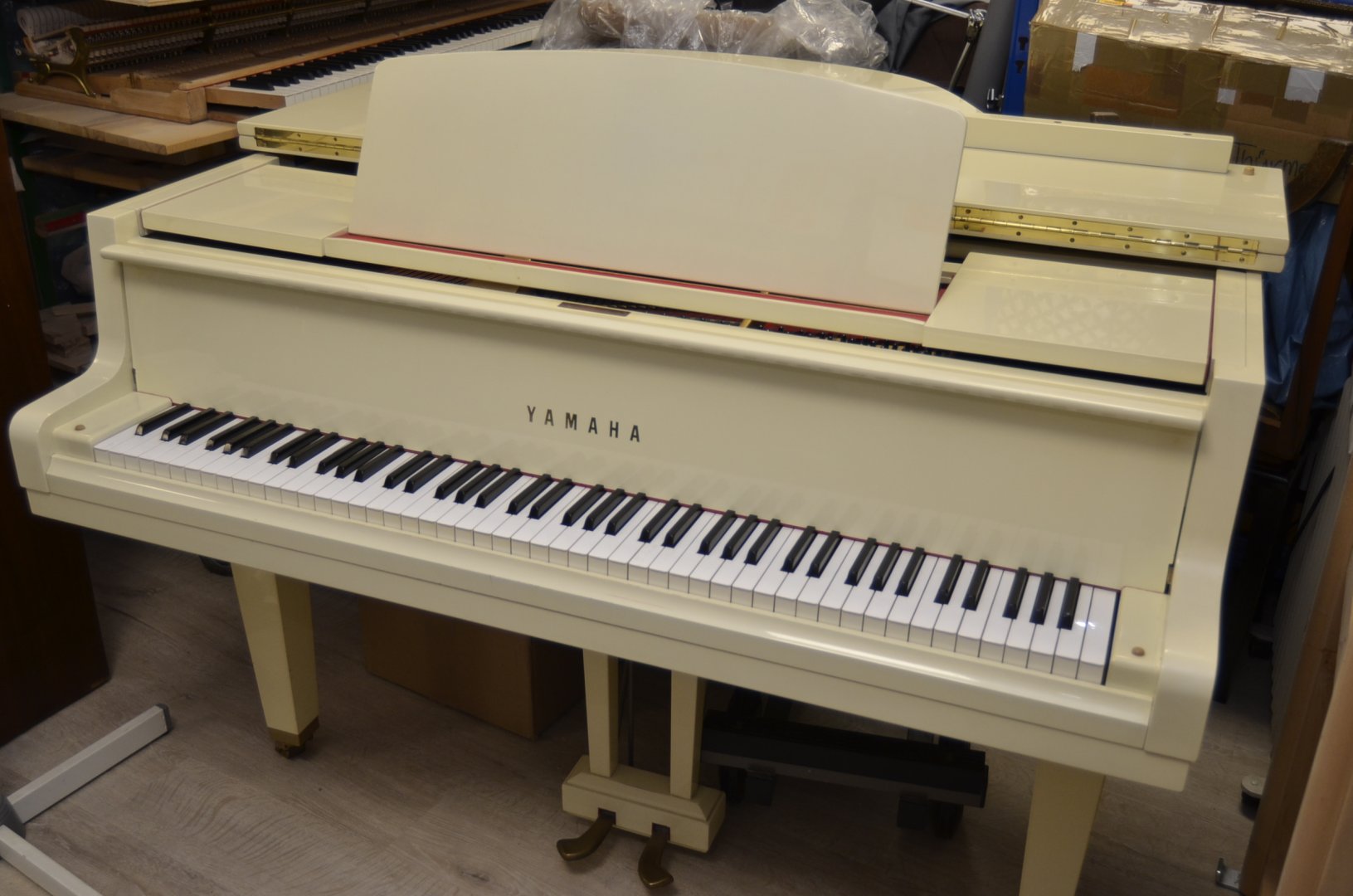Yamaha G1 von 1970 in Wit glimmend